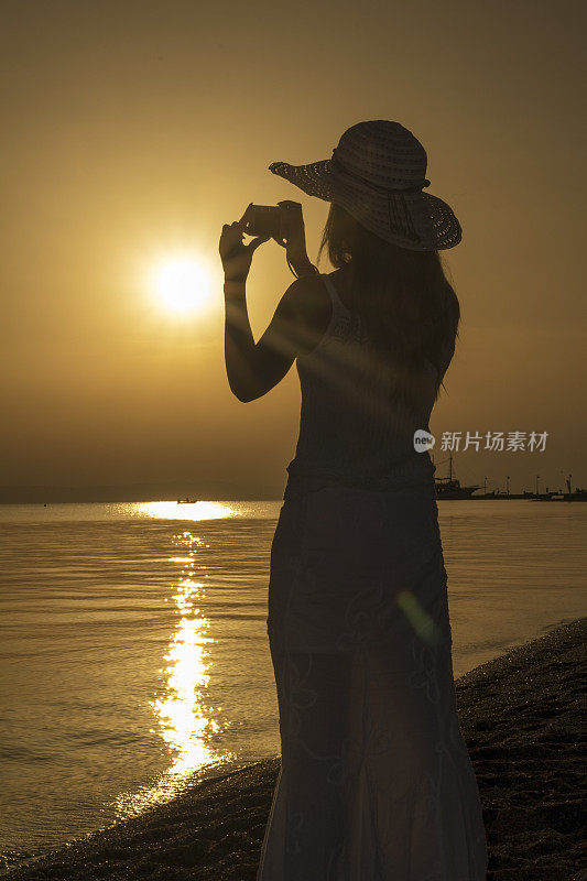 在辛里斯的海滩上拍照的女人