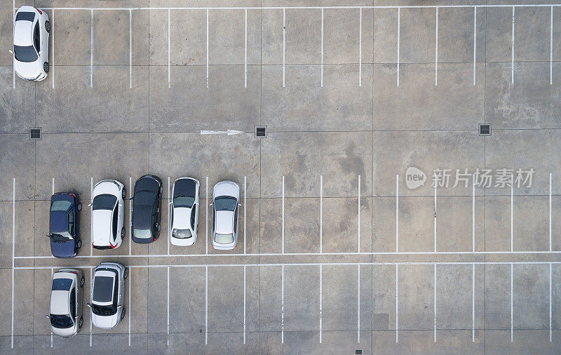 空旷的停车场，鸟瞰图。