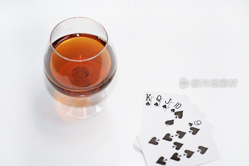 饮酒和打牌的构图。