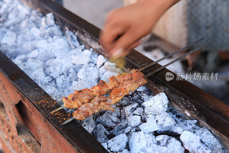 在中国新疆烹饪传统食物烤肉串