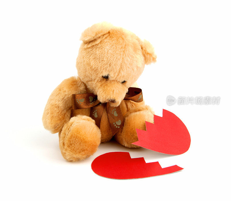 破碎的心象征泰迪熊与红纸心