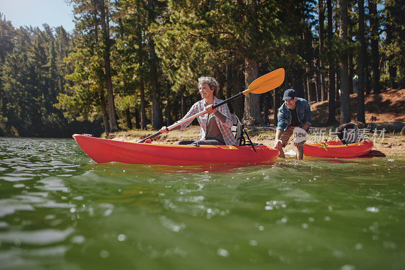 一对成熟的夫妇在湖里玩皮划艇