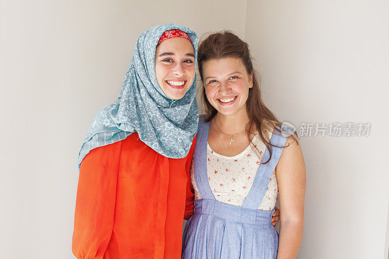 穆斯林和基督教女孩在一起