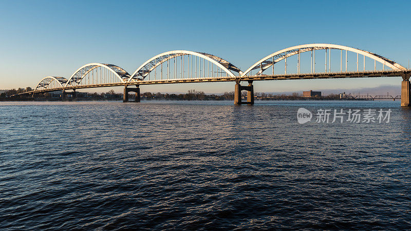横跨密西西比河的百年大桥