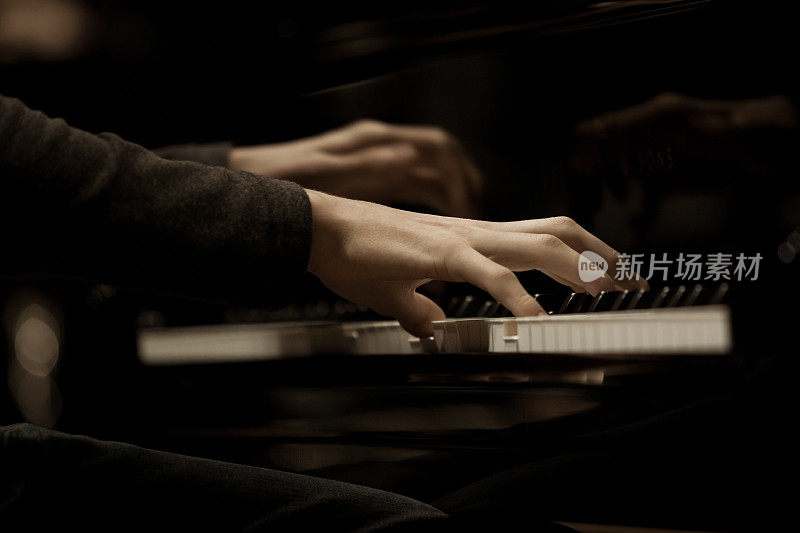 手音乐家在弹钢琴