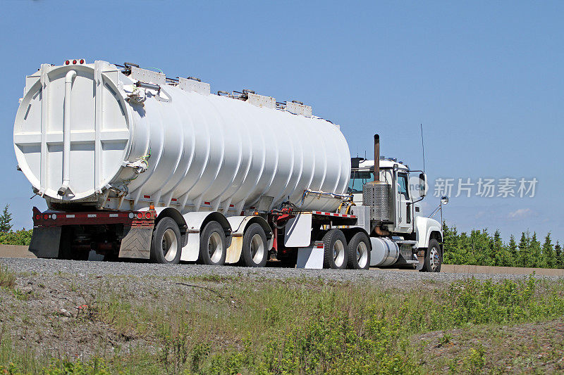 公路上行驶的半油罐车