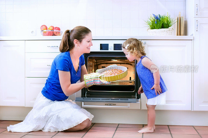 妈妈和小女儿在烤派