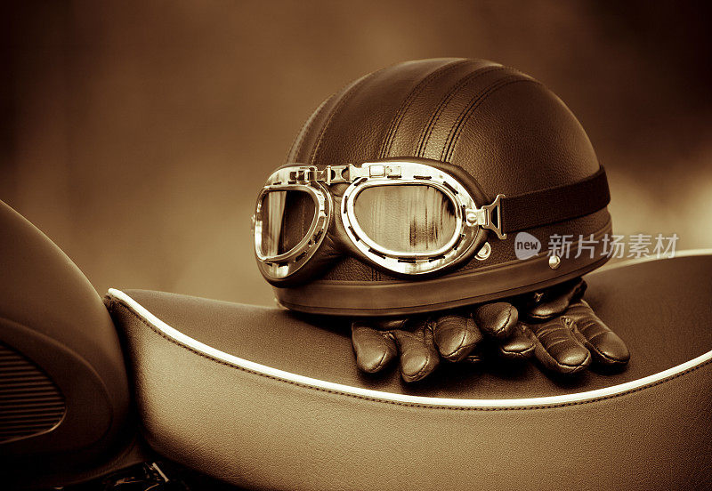 摩托车座位上的老式头盔和手套