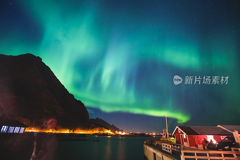 挪威罗浮敦群岛巨大而充满活力的北极光