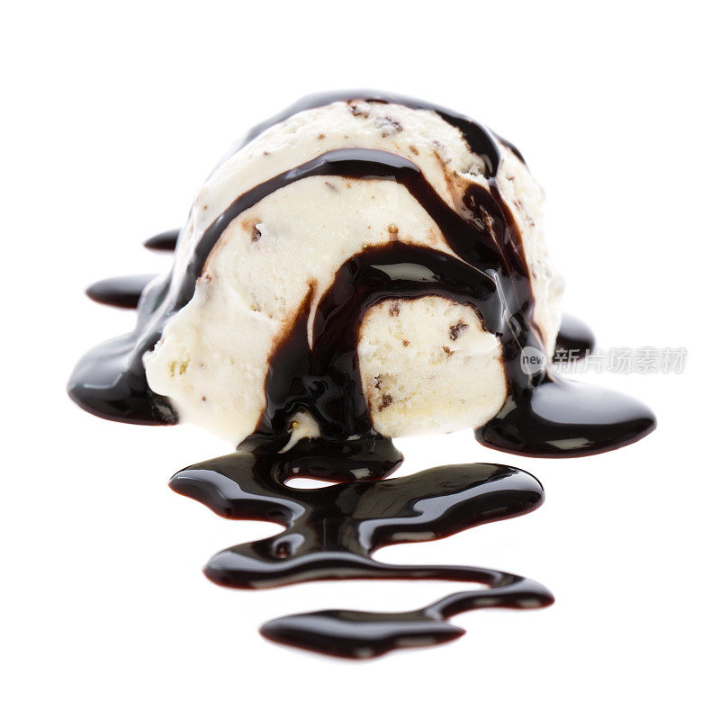 一勺浇上巧克力酱的意式干酪冰淇淋