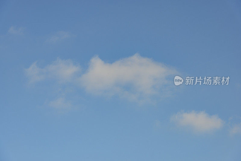 蓝色天空中蓬松的云