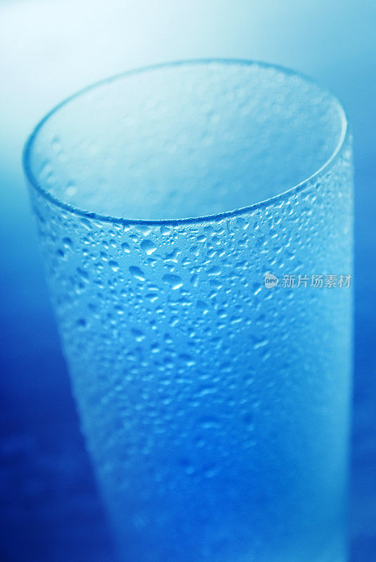蓝色空杯子与水滴微距