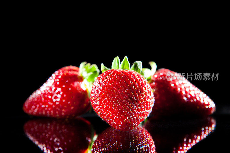 三种新鲜的草莓