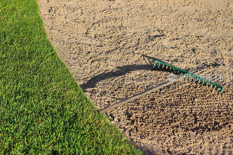 高尔夫球场沙坑陷阱，沙障，花园耙