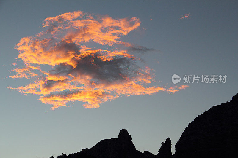 日落天空戏剧性的山丘剪影