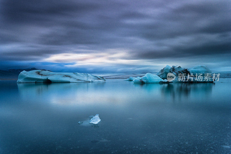 漂浮在冰岛南部Jokulsarlon冰川泻湖的冰山