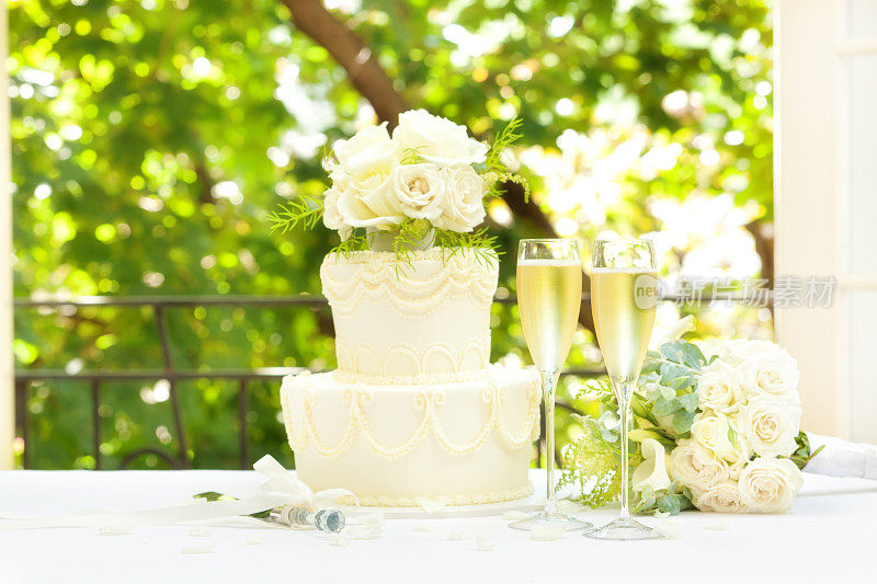 户外婚礼蛋糕、香槟酒和玫瑰花束