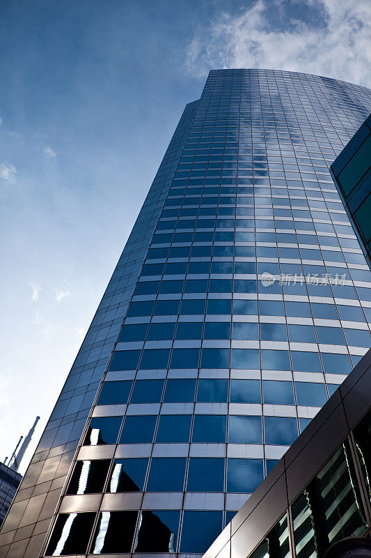 仰望芝加哥金融区的一座摩天大楼