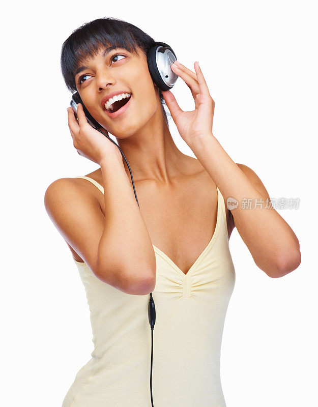 漂亮女孩戴着耳机听音乐