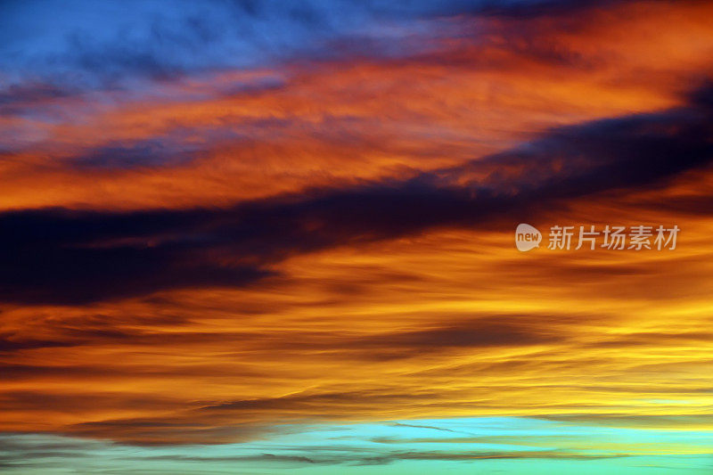神所画的日落时强烈的彩云和天空