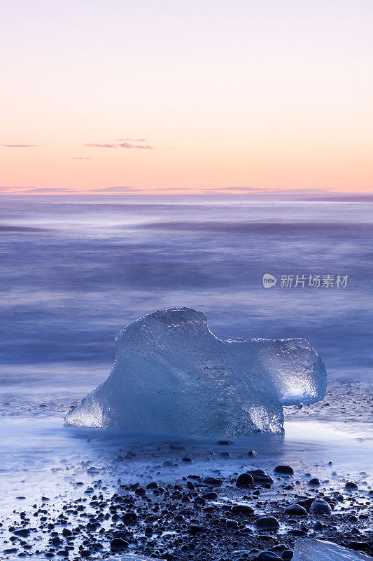 冰岛Jokulsarlon海滩上的冰山