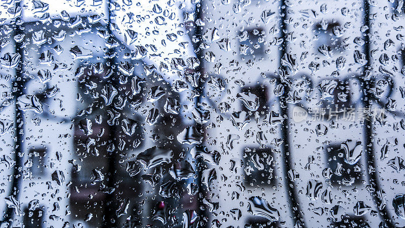 小雨打在窗口