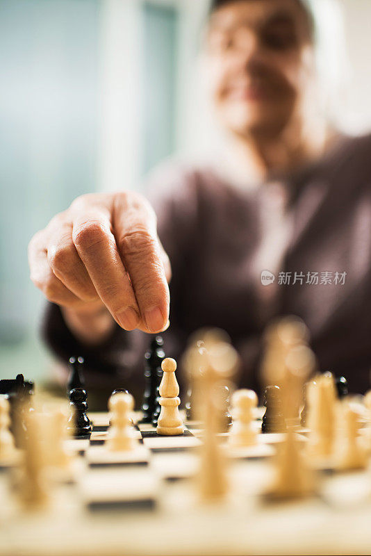 老女人在下棋。