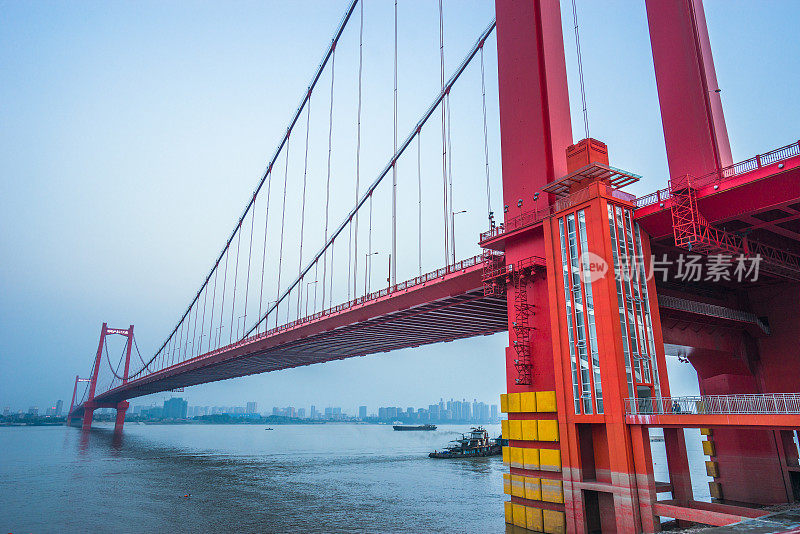 中国武汉的鹦鹉岛长江大桥