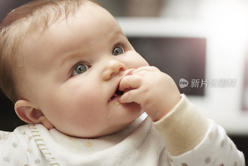 小男孩喜欢健康的零食