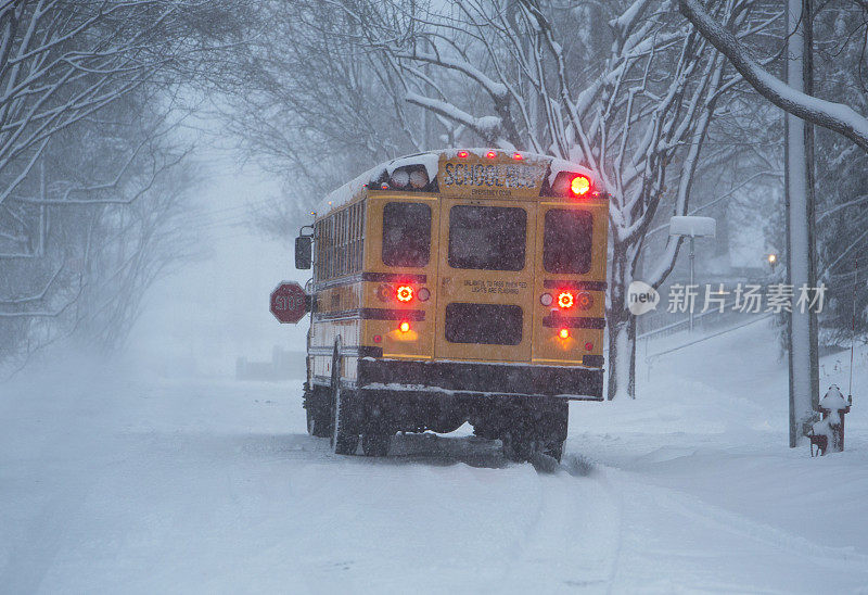雪街上的校车