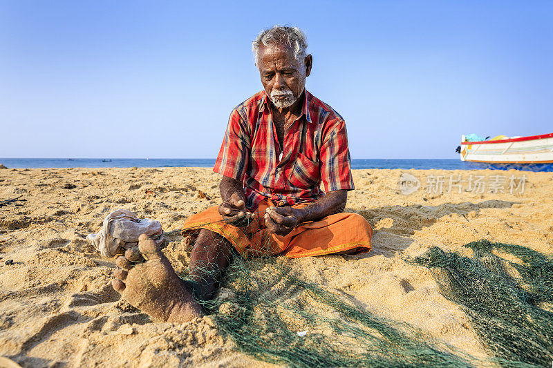 印度喀拉拉邦渔民正在准备渔网