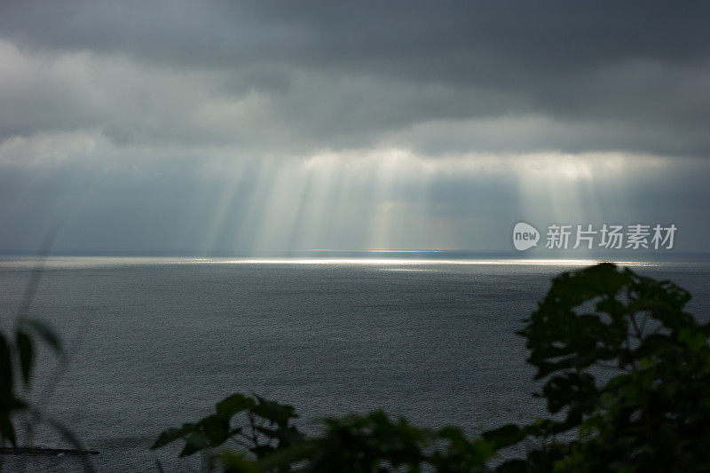 美丽的oki岛闪耀着光芒