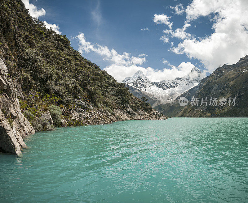 秘鲁安第斯山脉的帕龙湖和金字塔峰