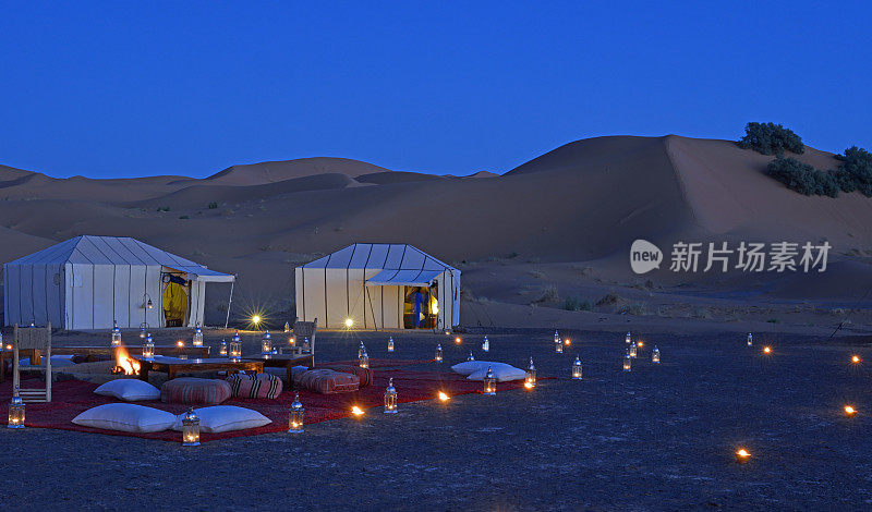 夜间沙漠营地