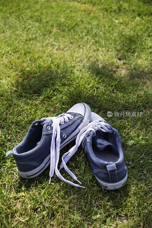 运动鞋在草地上
