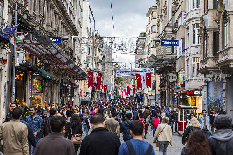 伊斯坦布尔伊斯提卡尔大道上的人群