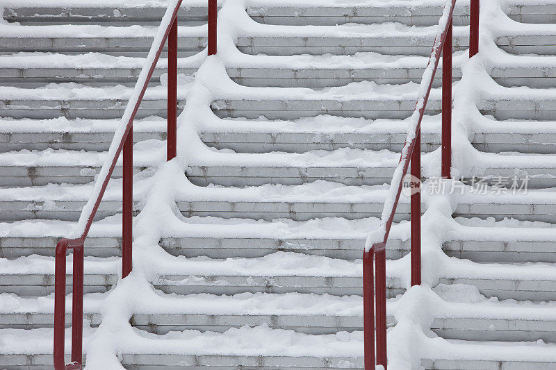 楼梯上覆盖着雪。