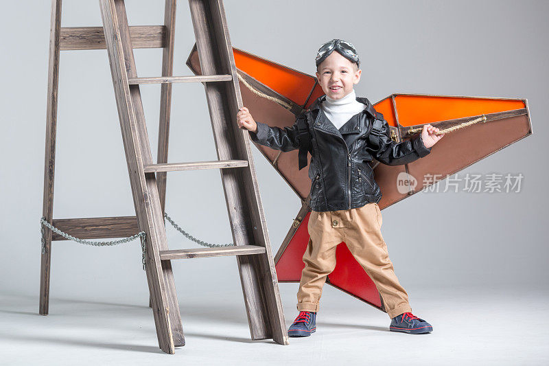快乐的孩子与风筝悬挂滑翔