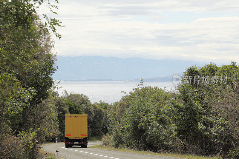 克罗地亚蜿蜒的乡村公路，有地中海和卡车