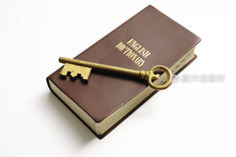 英文字典与古董万能钥匙在白色背景