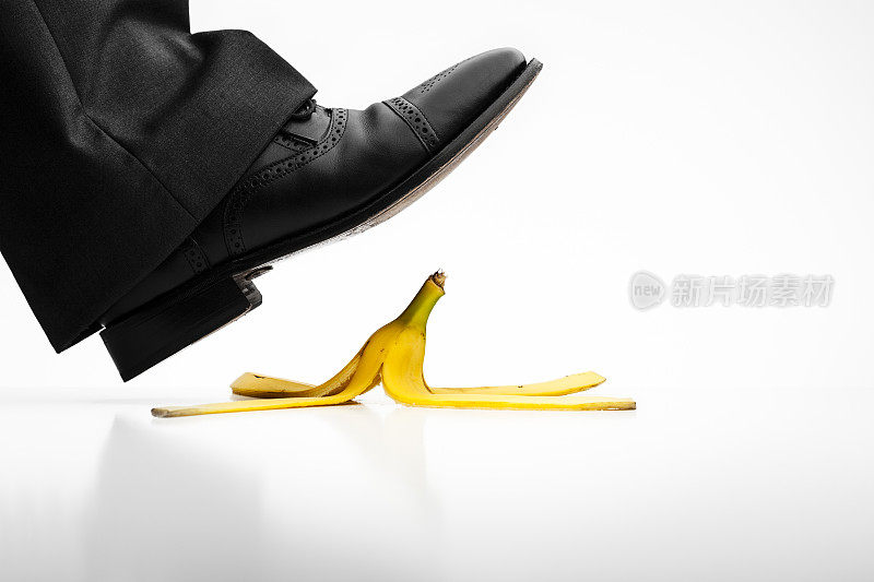 香蕉皮滑-鞋风险事故跌落概念摄影