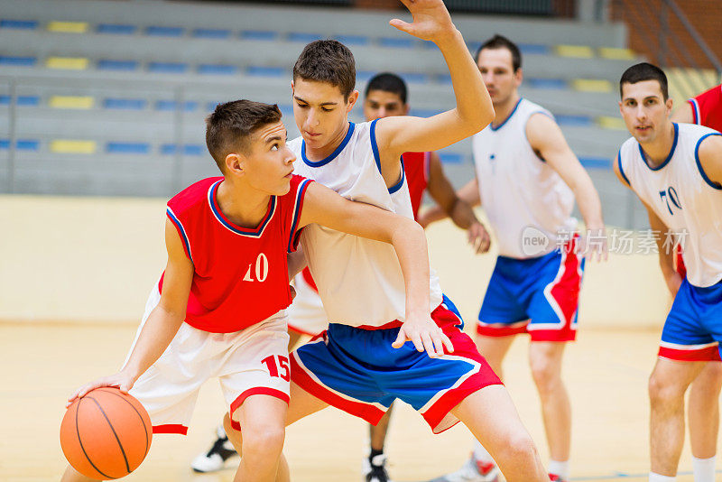 一组篮球运动员在比赛中。