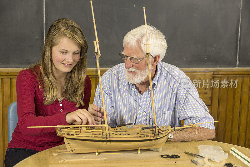 祖父和孙女建造模型。