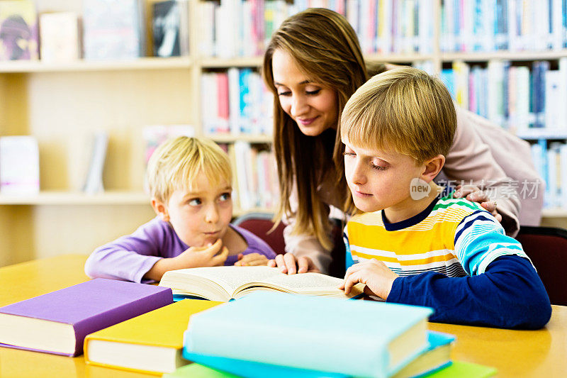 在图书馆帮助孩子的有帮助的图书管理员或老师