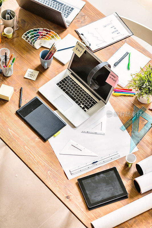 年轻创业公司的凌乱办公桌