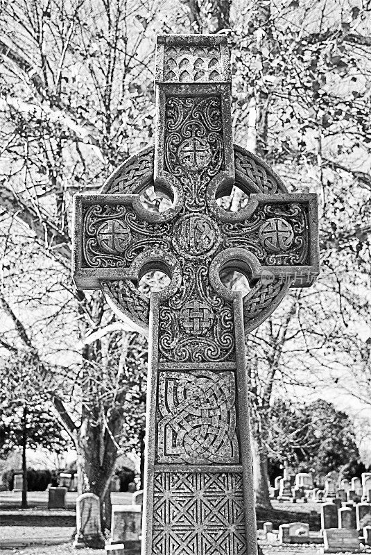 错综复杂的凯尔特十字墓碑在老墓地