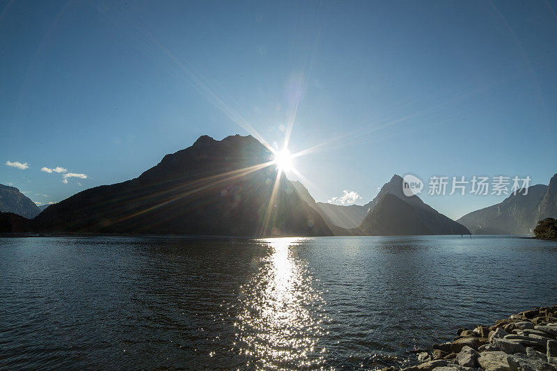 日落在米尔福德湾，倒影在湖上的尖顶峰