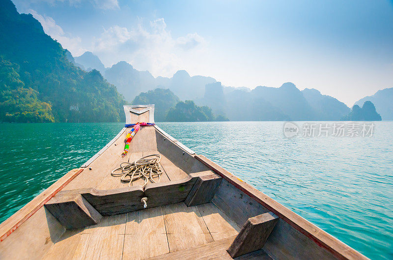 美丽的日落在热带海洋与长尾船在泰国南部