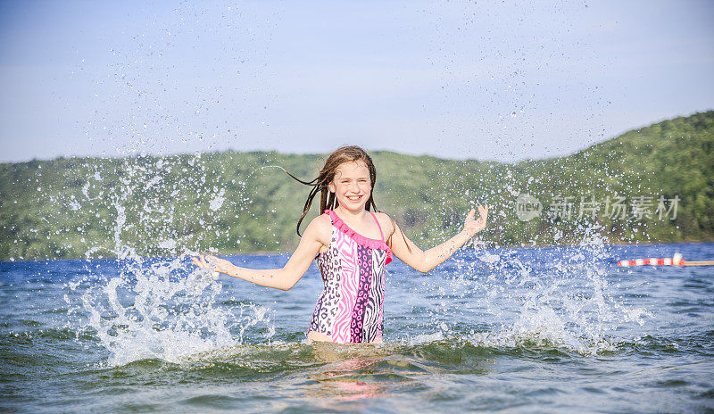 小女孩在湖里戏水