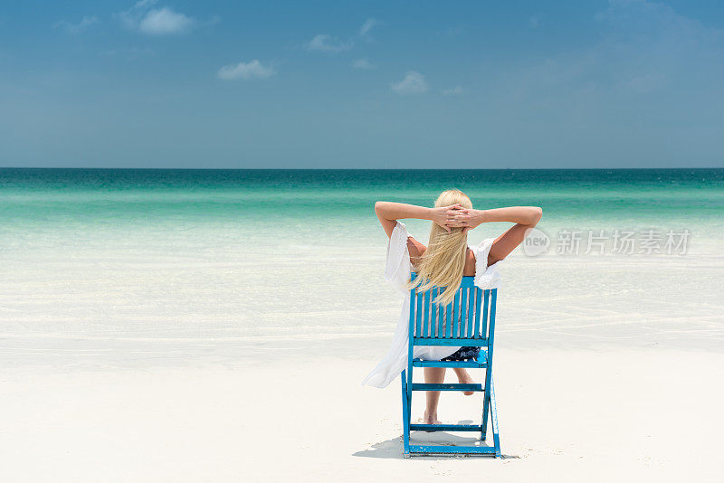 女游客享受她的假期，在海滩的完美一天，